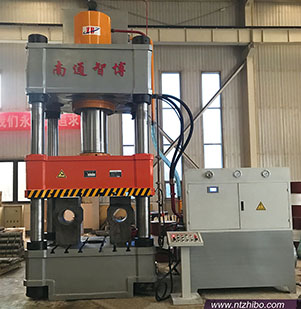 三梁四柱液压机滑块的尺寸应满足模具的安装要求